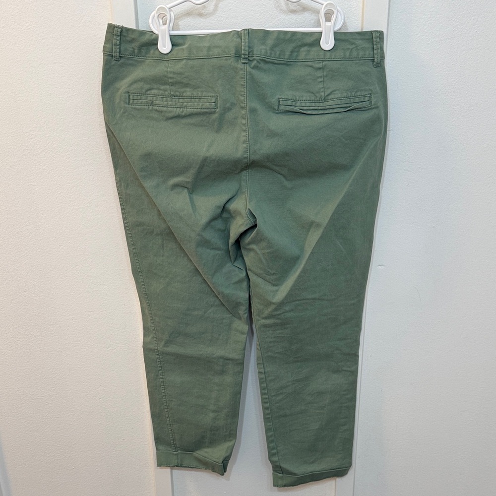 Old Navy Olive Cropped Pixie Pants - image 5